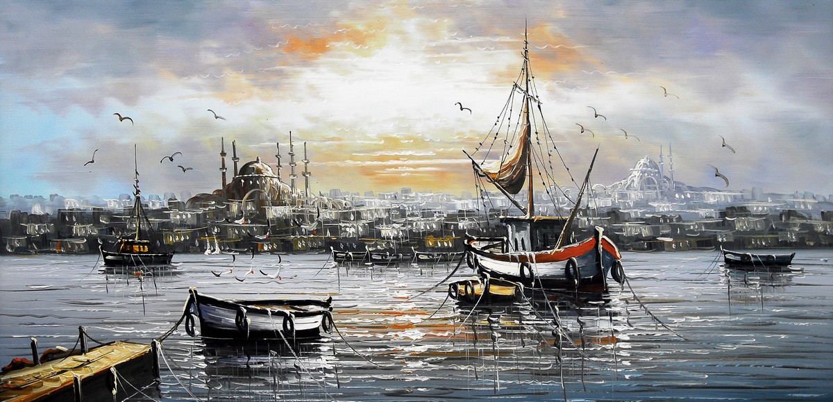 İstanbul silueti önünde eski tekneler ve sakin su