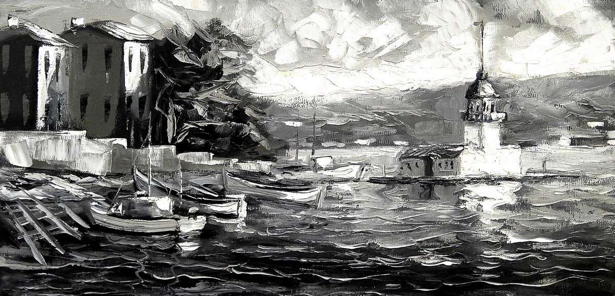 Gri tonlarda tekneler kıyı evleri ve uzakta kule