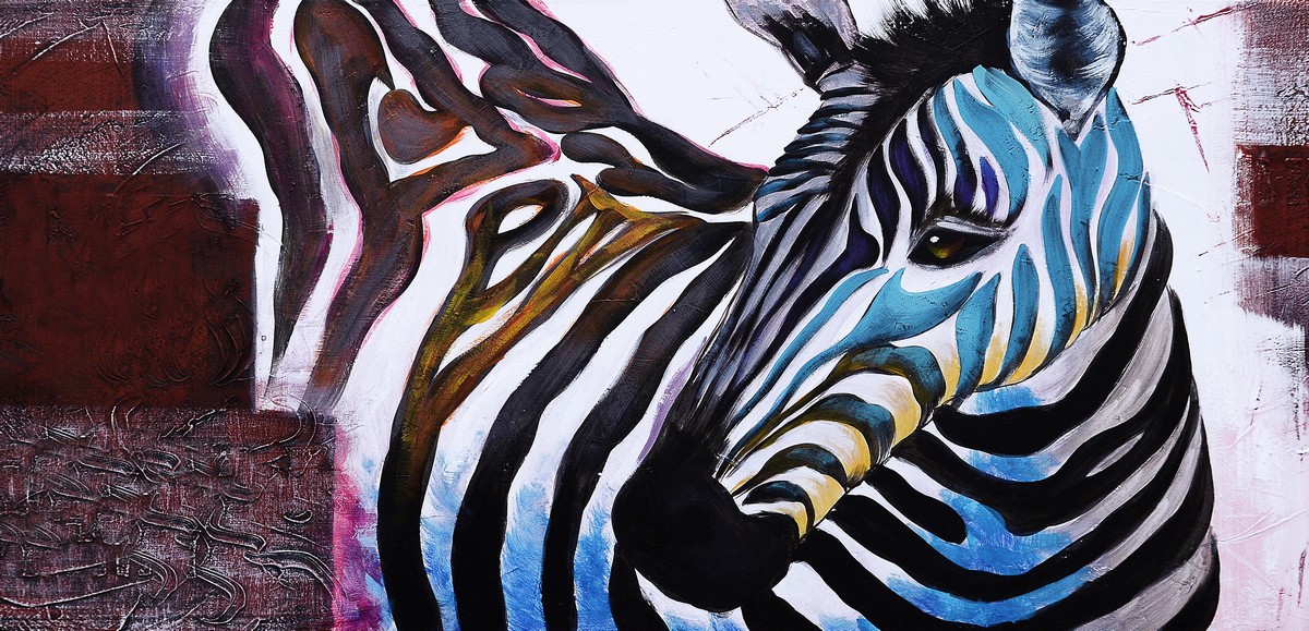 Renkli soyut zemin önünde yan yana iki zebra başı