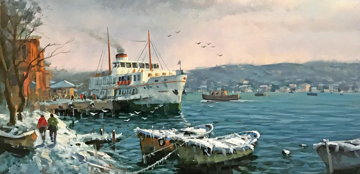 Boğaz kıyısında kayıklar beyaz vapur ve iskelede insanlar
