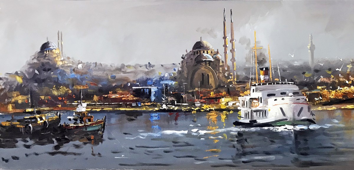 Cami ve kıyı yapıları önünde beyaz vapur ve ışıklı kayıklar